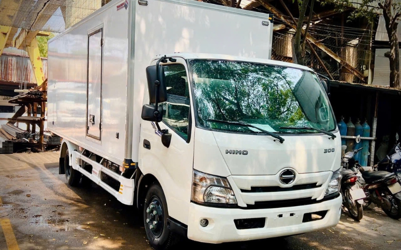 Hino 5 tấn XZU730 thùng kín composite