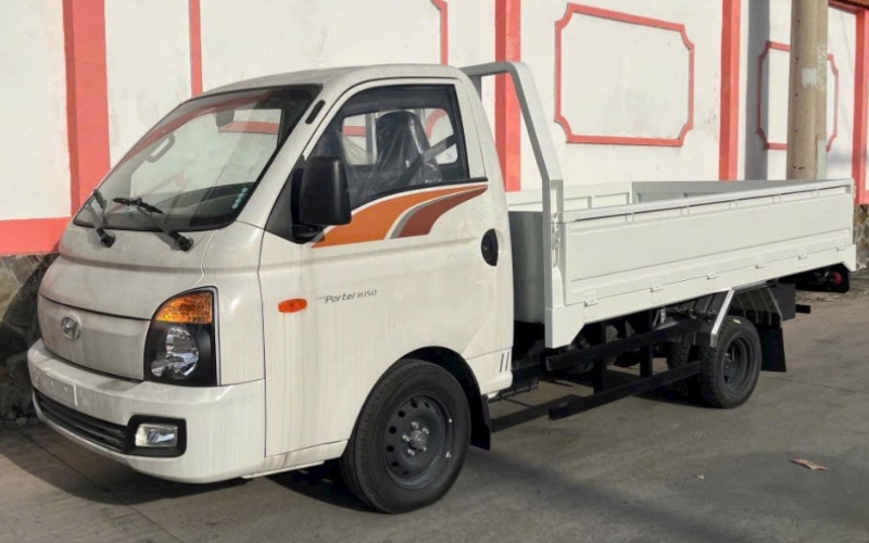 Thùng xe lửng phù hợp hàng hóa cồng kềnh và dễ dàng bốc xếp