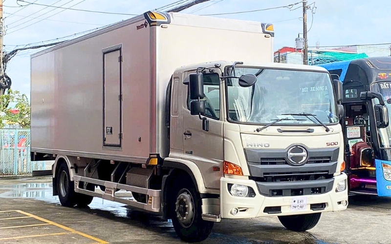 Hino 8 tấn - thùng bảo ôn