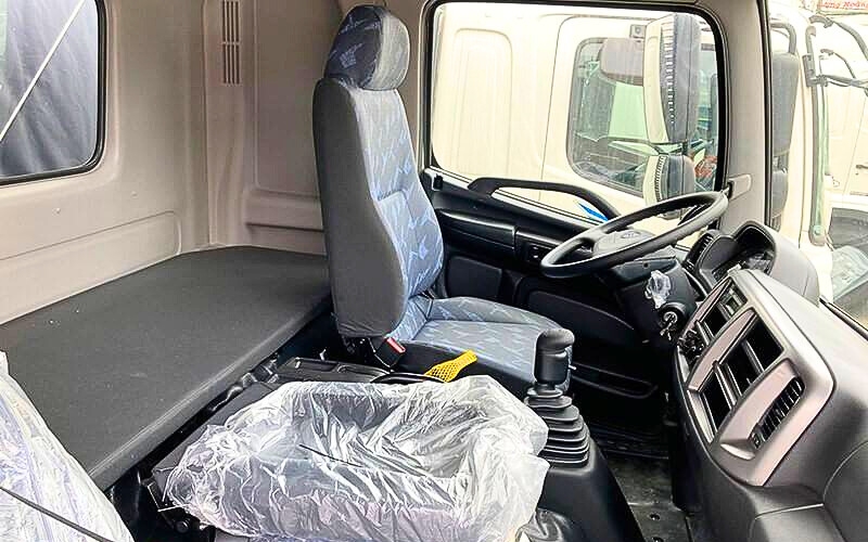 Nội thất 3 chỗ ngồi của Hino series 500